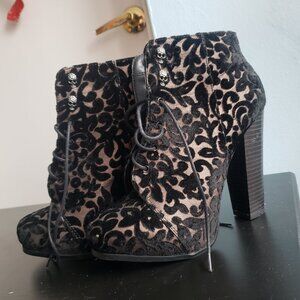 Call it Spring Essie boots, Brown demask with skulls US size 9